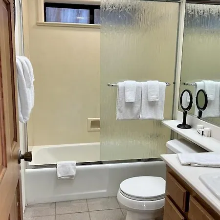 Oceanfront 2br Condo, Private & Patio, Rare Find Apartment