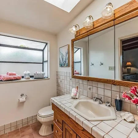 Cozy - 2 Blocks To Beach Holiday home