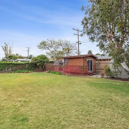 Cozy - 2 Blocks To Beach Holiday home *