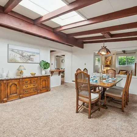 Cozy - 2 Blocks To Beach Holiday home