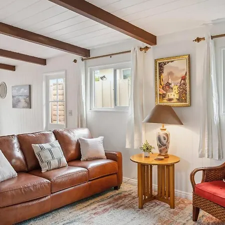 Cozy - 2 Blocks To Beach Holiday home *
