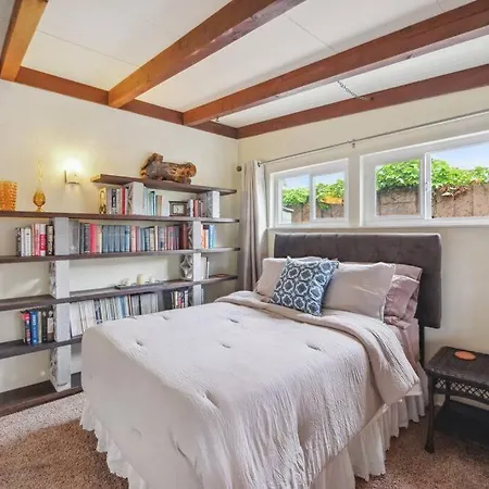 Cozy - 2 Blocks To Beach Holiday home