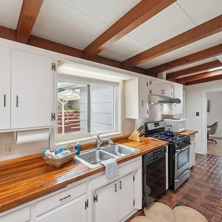 Cozy - 2 Blocks To Beach Holiday home *