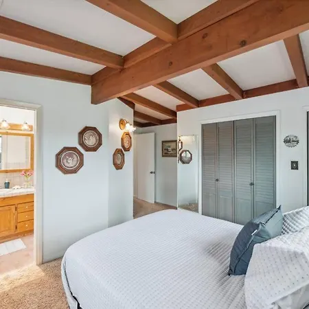 Cozy - 2 Blocks To Beach Holiday home