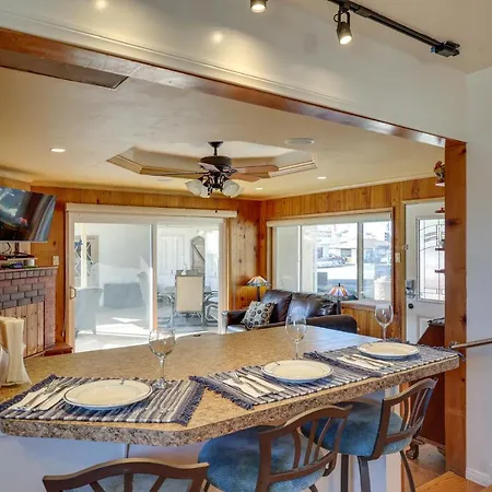 Apartment Downtown < 1/2 Mi To Beach!