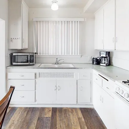 3009 Ocean St Unit C & D Amazingly Convenient Oceanfront Close To Everything With Wifi Apartment Carlsbad