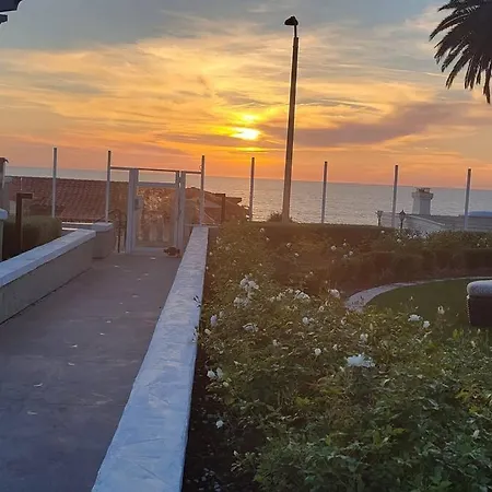 Steps From The Beach 2 Bedroom Apt With Ocean View