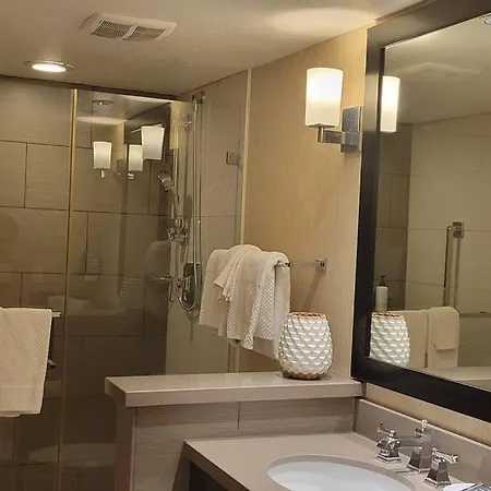 Steps From The Beach 2 Bedroom Apt With Ocean View Apartment *