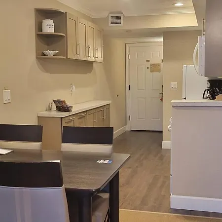 Steps From The Beach 2 Bedroom Apt With Ocean View