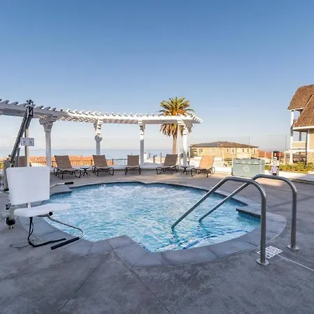 Steps From The Beach 2 Bedroom Apt With Ocean View *