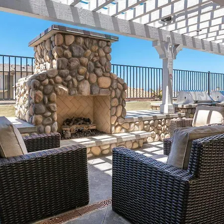 Steps From The Beach 2 Bedroom Apt With Ocean View *