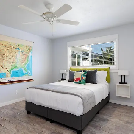 Pet Friendly Bungalow, Close To Holiday home Carlsbad
