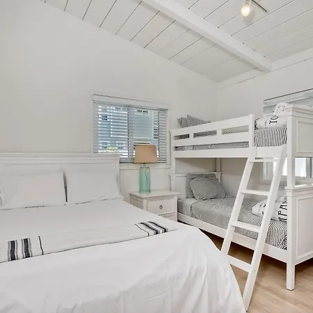 Walk To & Village - 5 Bedrooms - 3 Units Holiday home