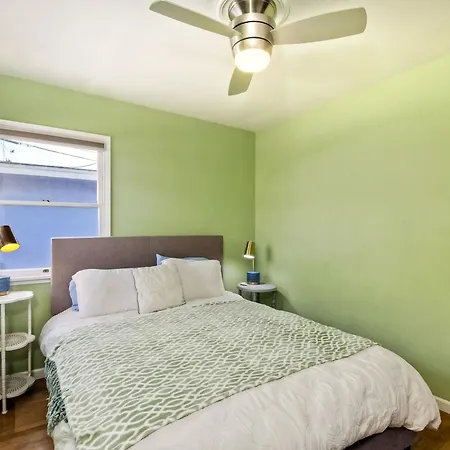 Walk 2 Beach, Ev Charger, Outdoor Dining, 2 Units Holiday home