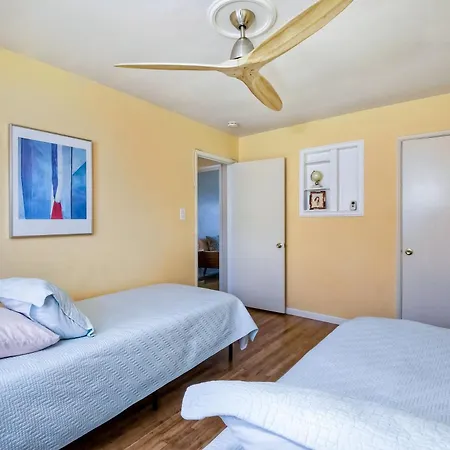 Walk 2 Beach, Ev Charger, Outdoor Dining, 2 Units Holiday home *