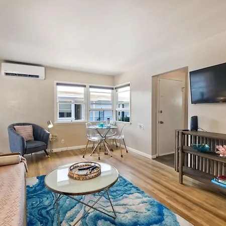 Walk 2 Beach, Ev Charger, Outdoor Dining, 2 Units Holiday home