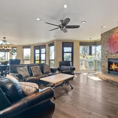 Holiday home Oceanview Rooftop, Hot Tub, Firepit, Bbq, Pool Table