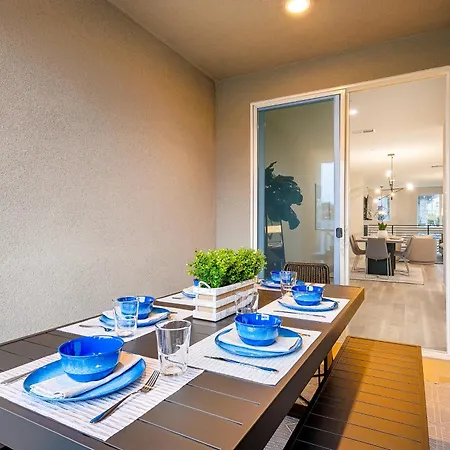 Modern 4br - Private Balcony - Garage Parking