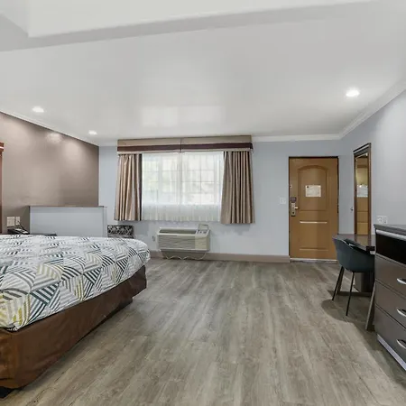 6 Carlsbad, Ca- North Hotel
