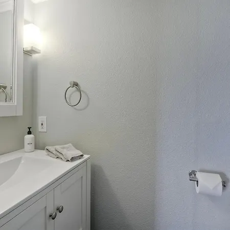 Coastal Bliss - Seashell Cove Retreat - Luxury Living Steps From & Lagoon Carlsbad