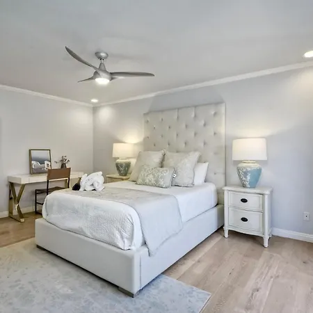 Coastal Bliss - Seashell Cove Retreat - Luxury Living Steps From & Lagoon Holiday home *