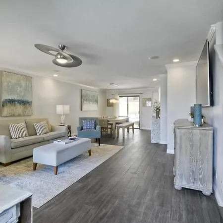 Coastal Bliss - Seashell Cove Retreat - Luxury Living Steps From & Lagoon *