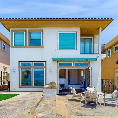 Holiday home Sunset Escape Ocean View With Outdoor Living, Spacious Bedrooms & Fireplace *