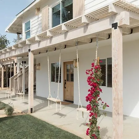Elegant 2br With Outdoor Space
