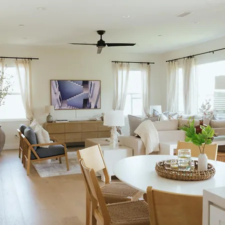 Mediterranean Modern Steps To Beach/dining W/ Spa Holiday home *