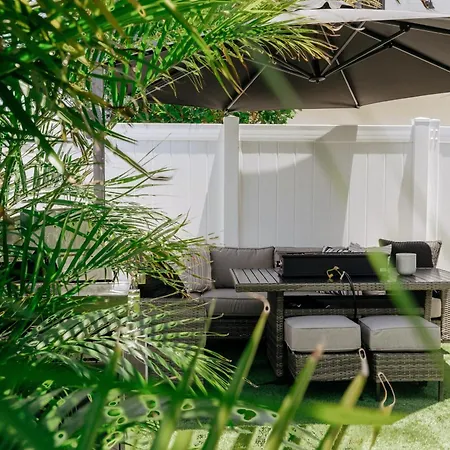 Mediterranean Modern Steps To Beach/dining W/ Spa Holiday home *