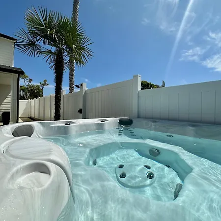 Mediterranean Modern Steps To Beach/dining W/ Spa Holiday home Carlsbad