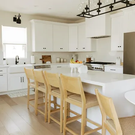 Mediterranean Modern Steps To Beach/dining W/ Spa Holiday home *