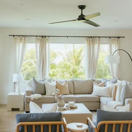 Mediterranean Modern Steps To Beach/dining W/ Spa Holiday home Carlsbad