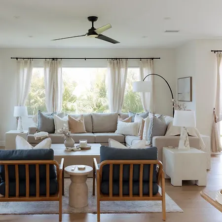Mediterranean Modern Steps To Beach/dining W/ Spa Holiday home *