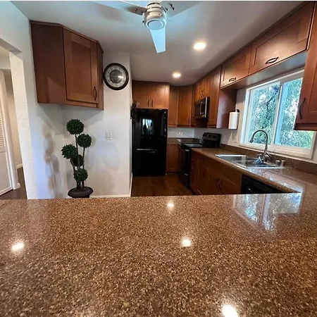 Water View - Walkable Apartment