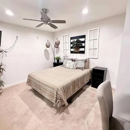 Water View - Walkable Apartment