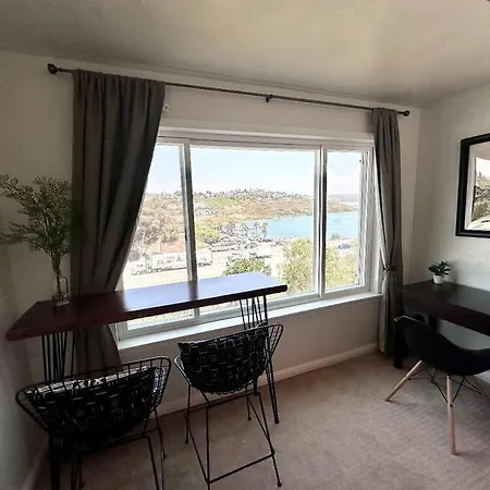 Water View - Walkable Apartment