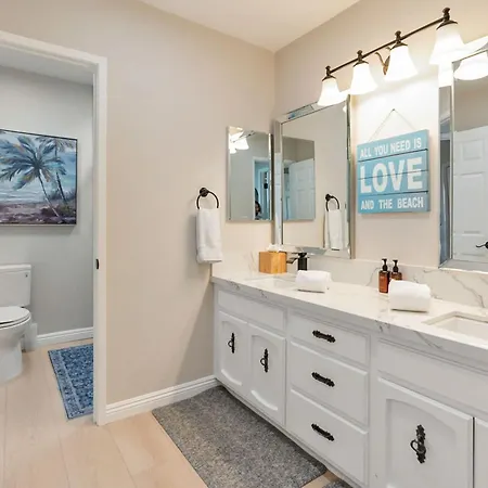 Beachfront In - Remodeled Holiday home *