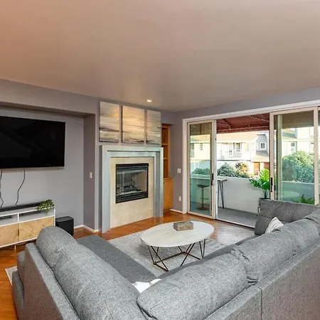 Good Times Tan Lines Ocean Views Rooftop Lounge Holiday home *