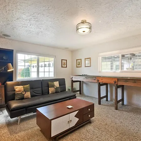 Hot Tub, Fire Pit, Bbq, Shuffleboard, Walk To Holiday home