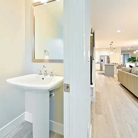 343 Oak Avenue *