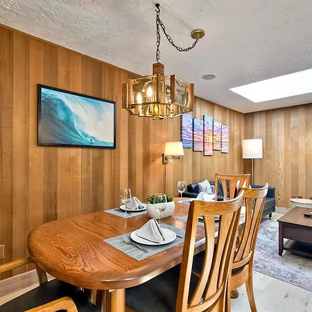 Hot Tub, Fire Pit, Bbq, Shuffleboard, Walk To Holiday home