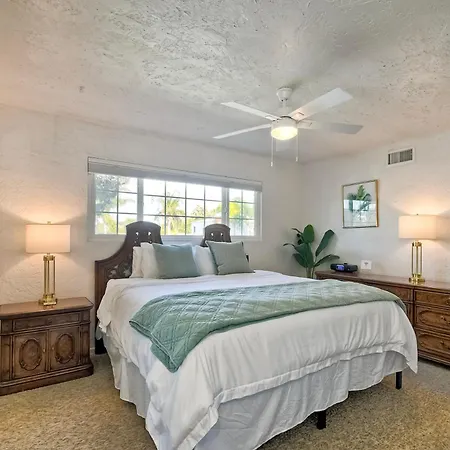 Hot Tub, Fire Pit, Bbq, Shuffleboard, Walk To
