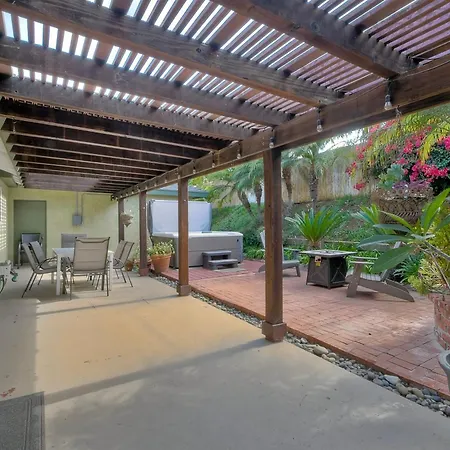 Hot Tub, Fire Pit, Bbq, Shuffleboard, Walk To *