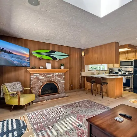 Hot Tub, Fire Pit, Bbq, Shuffleboard, Walk To *