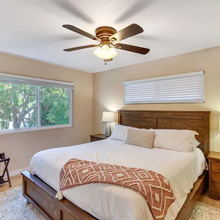 Apartment 2 Mi To Beach Apt With Deck And Fire Pit In Carlsbad! Carlsbad