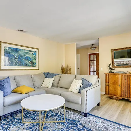 Apartment 2 Mi To Beach Apt With Deck And Fire Pit In Carlsbad! Carlsbad