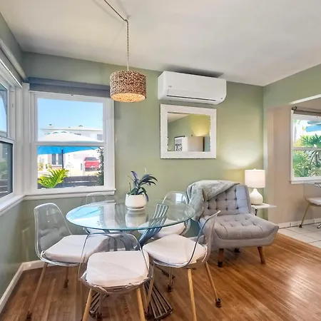 Walk 2 Beach, Ev Charger, Outdoor Dining, 2 Units Holiday home