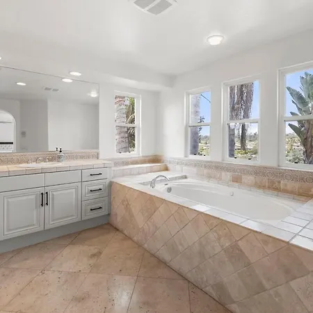 Spacious Luxury In Gated Community With Pool & Scenic Views Holiday home