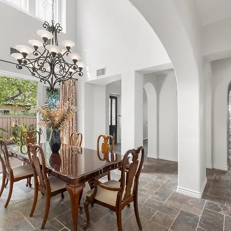 Spacious Luxury In Gated Community With Pool & Scenic Views Holiday home